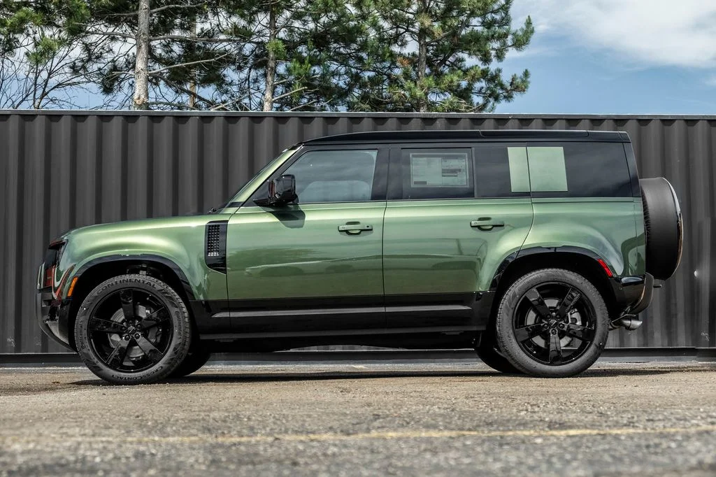 New 2026 Woolstone Green Land Rover X-Dynamic SE image 3