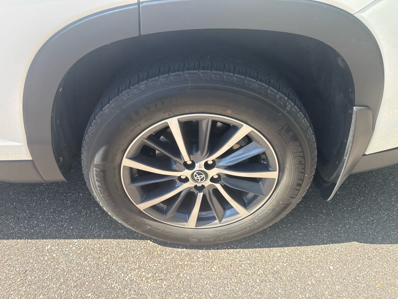 Used 2019 Blizzard Pearl Toyota XLE image 5