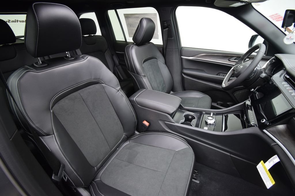 New 2026 Silver Zynith Exterior Paint Jeep Altitude image 17