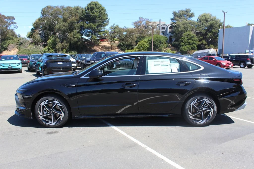 New 2026 Black Hyundai SEL Sport image 2