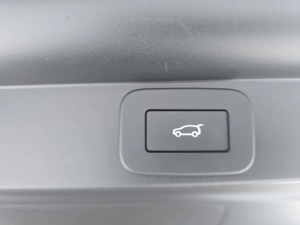 Used 2025 White Land Rover SE image 28