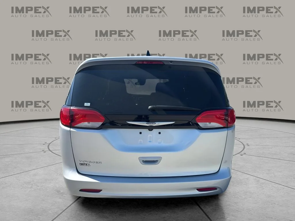 Used 2023 Silver Chrysler LX image 4