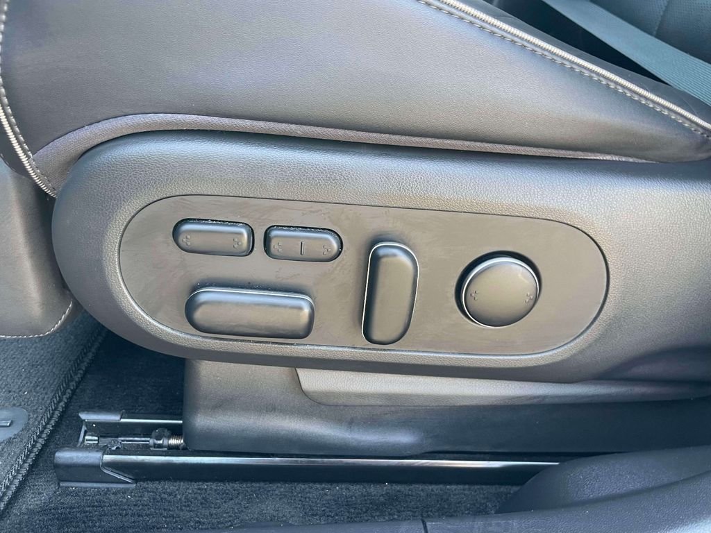 Used 2022 Green Hyundai Limited image 18