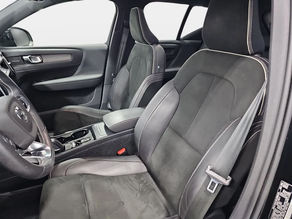 Used 2021 Black Volvo R-Design image 17