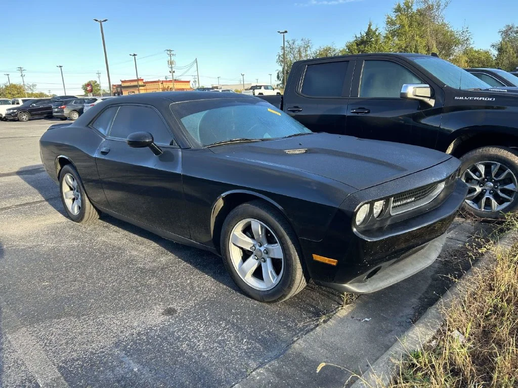 Used 2014 Black Dodge SXT image 1