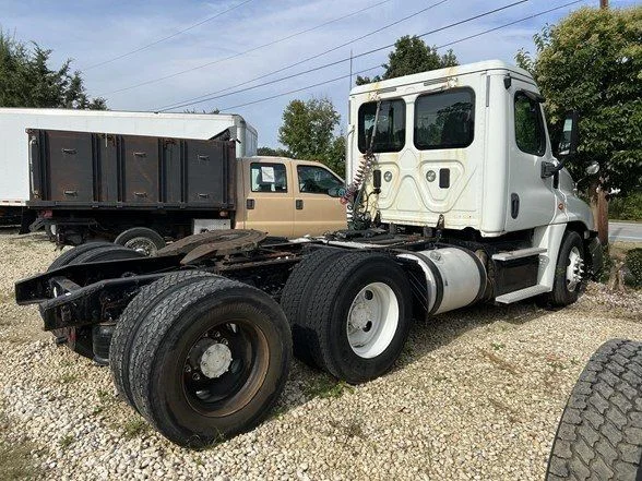 Used 2015  Freightliner Day-Cab image 4