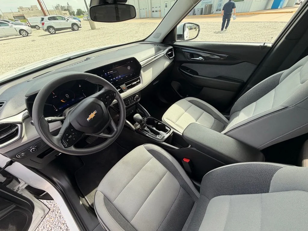 Used 2025 White Chevrolet LT image 12