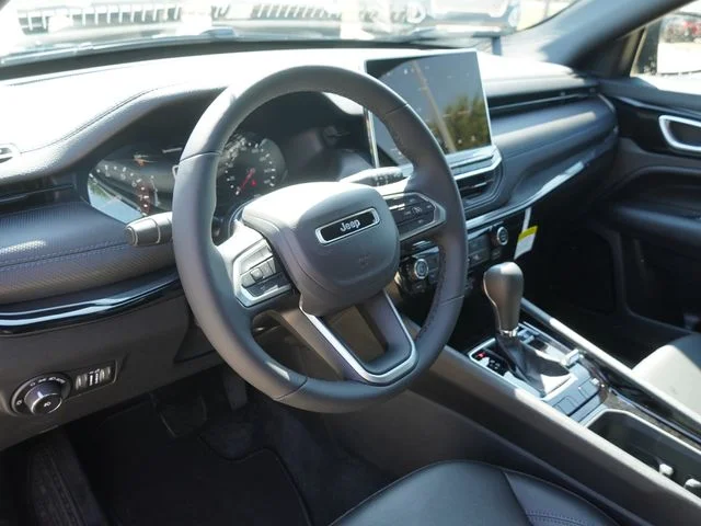 New 2026 Fathom Blue Pearl-Coat Exterior Paint Jeep Latitude image 18