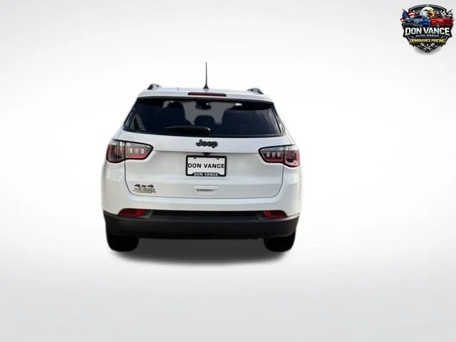 New 2026 Bright White Clearcoat Jeep Latitude image 4