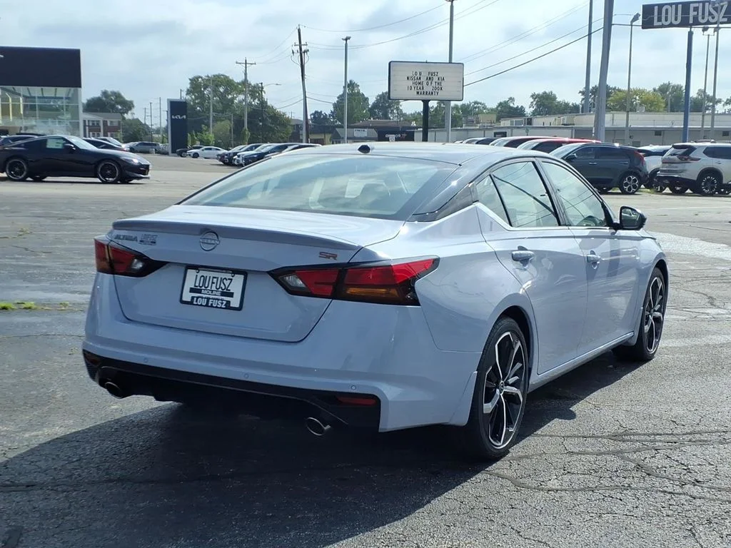 New 2026 Gray Sky Pearl / Super Black Two-tone Nissan SR image 3