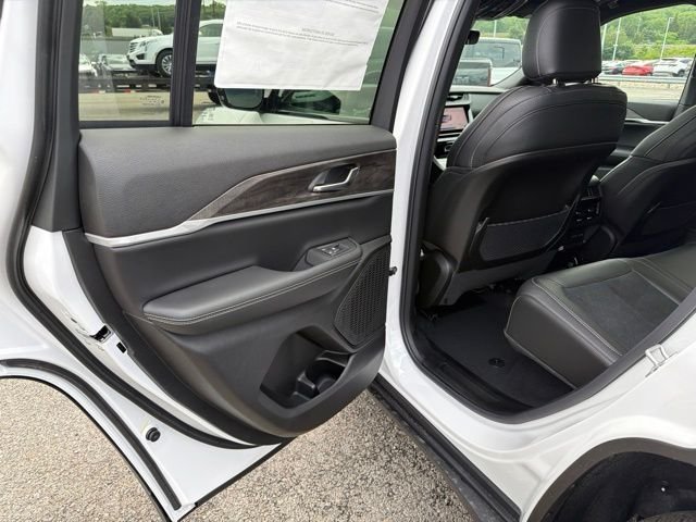 New 2026 Bright White Clear-Coat Exterior Paint Jeep Altitude image 9