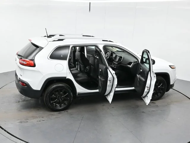 Used 2018 Bright White Clearcoat Jeep Latitude Plus image 44