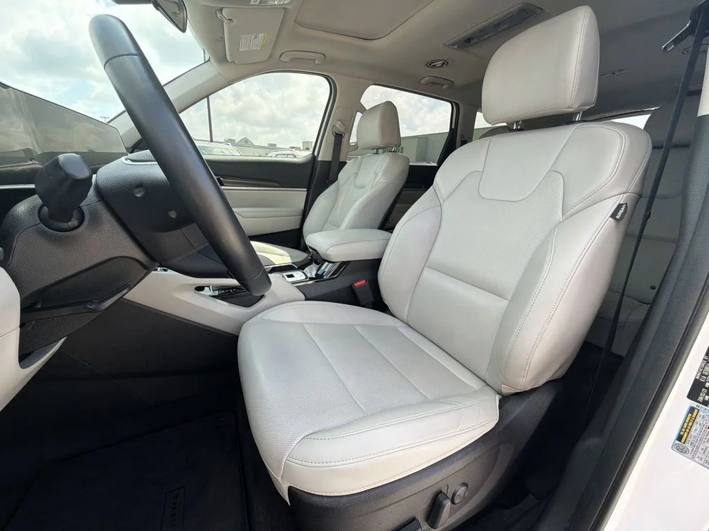 Used 2024 White Kia S image 26