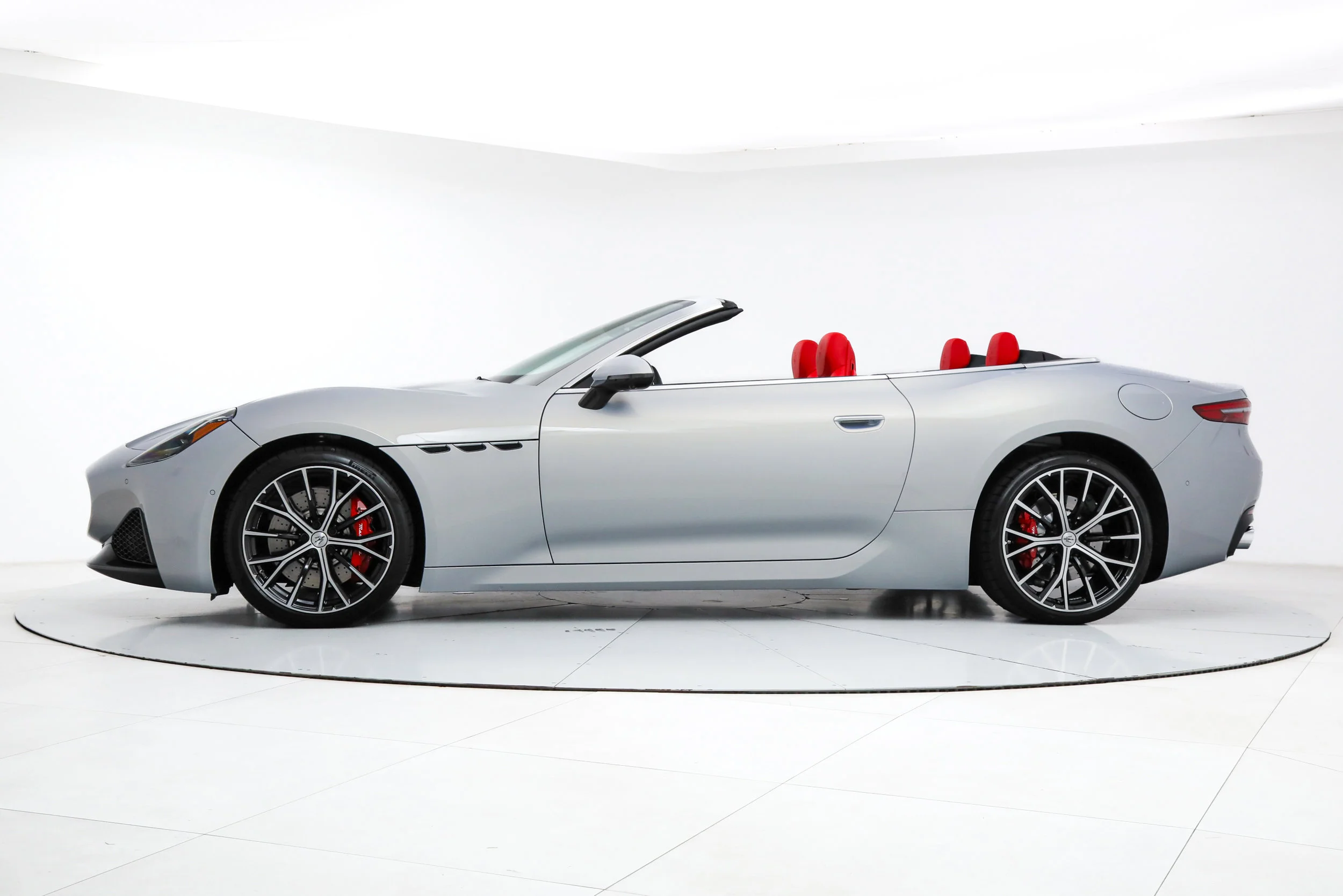 Certified Used 2026 White Maserati  image 2