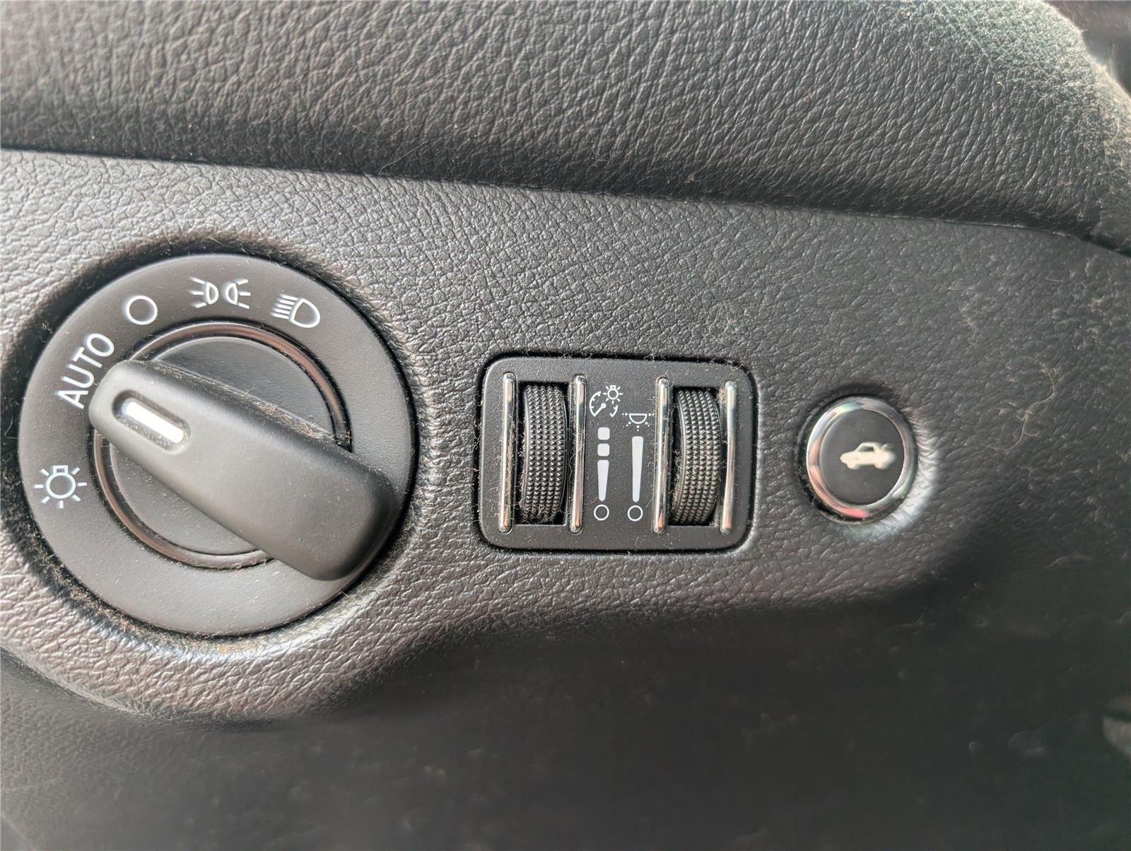 Used 2016 Pitch Black Clearcoat Dodge SXT image 21