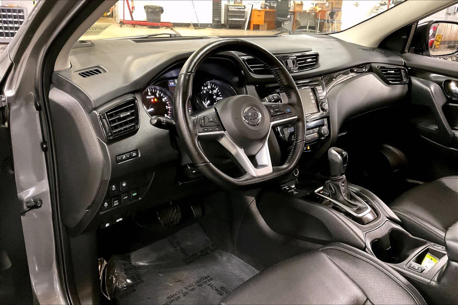 Used 2022 Gun Metallic Nissan SL image 17