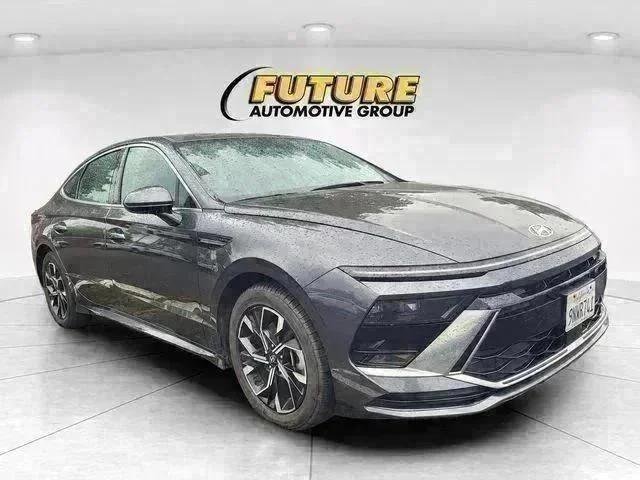 Used 2025 Gray Hyundai SEL image 1