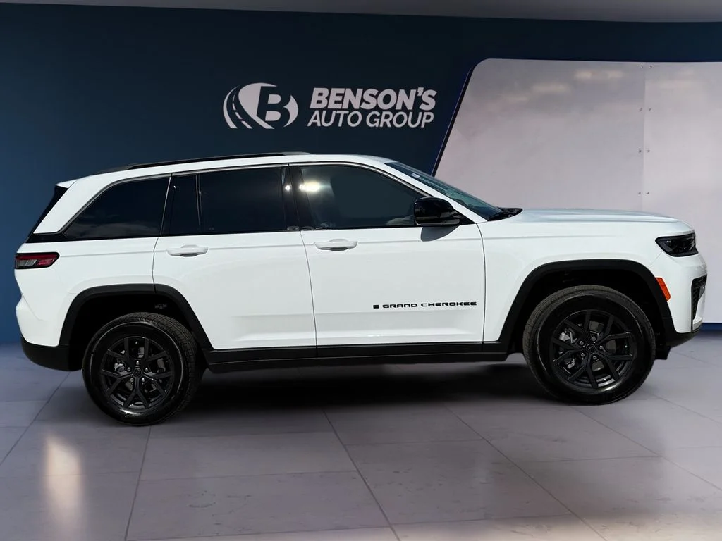 New 2027 White Jeep Laredo Altitude image 6