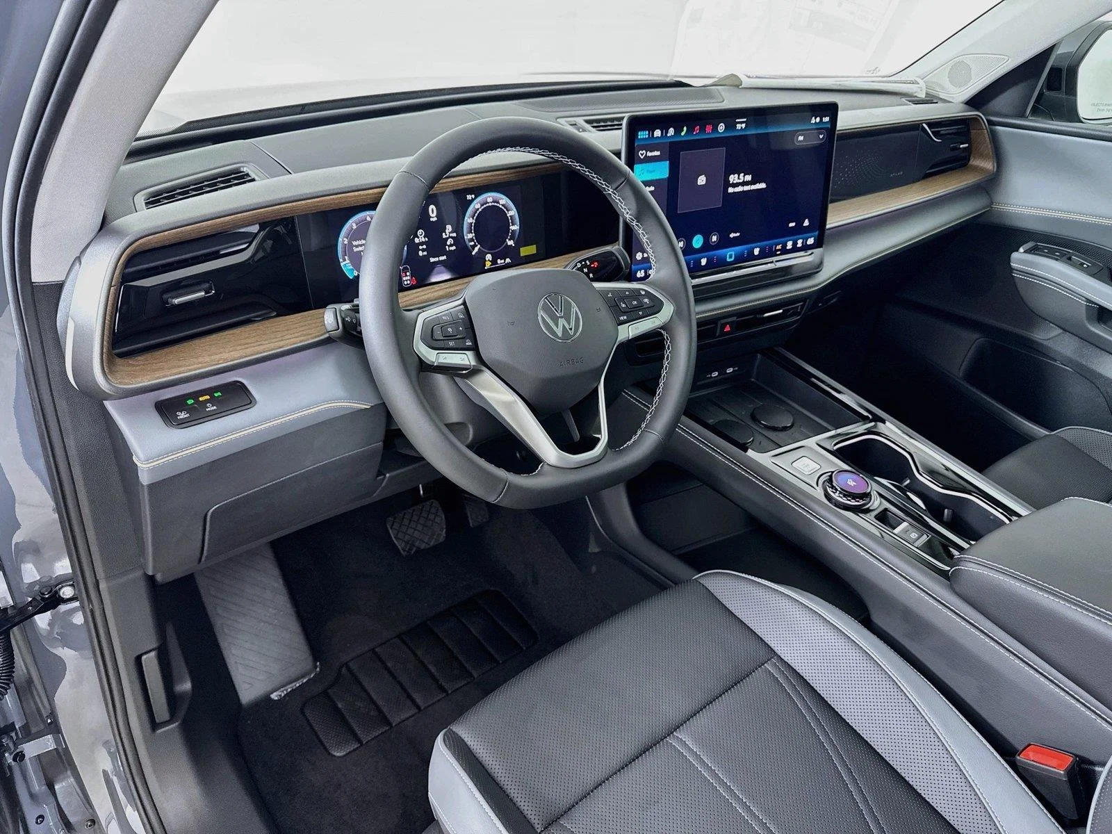 New 2027 Pure Gray Volkswagen SE w/Technology image 9