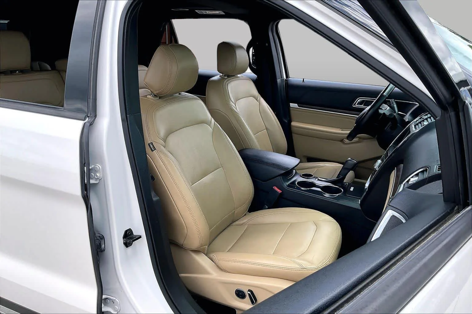 Used 2017 White Platinum Metallic Tri-Coat Ford Limited image 9