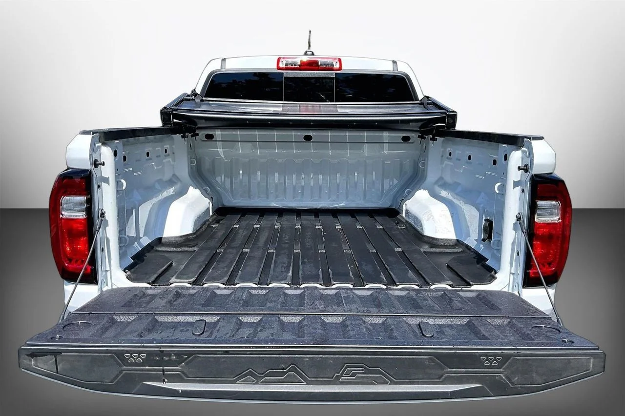 Used 2025 White GMC Elevation image 24