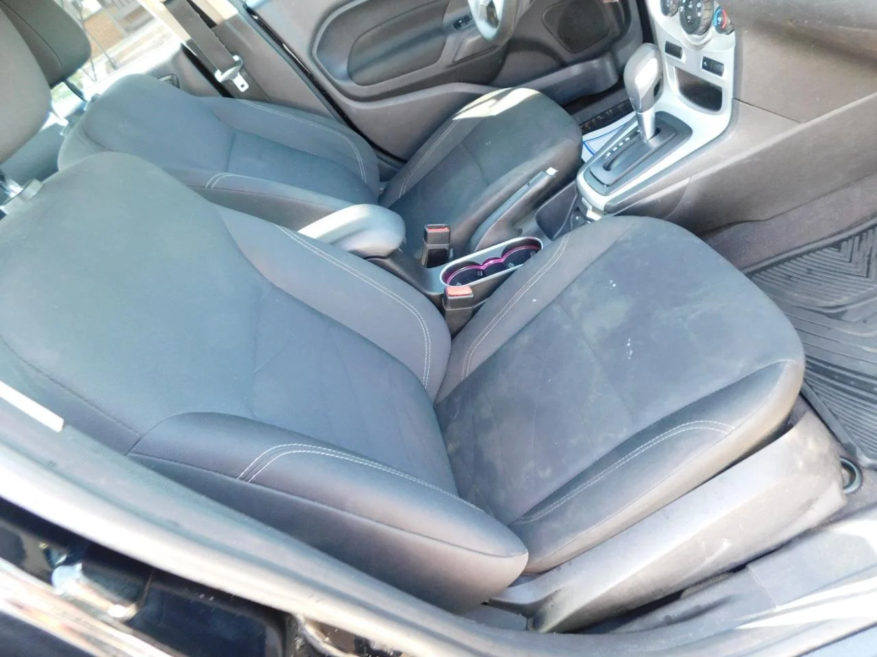 Used 2018 Black Ford SE SEDAN image 15