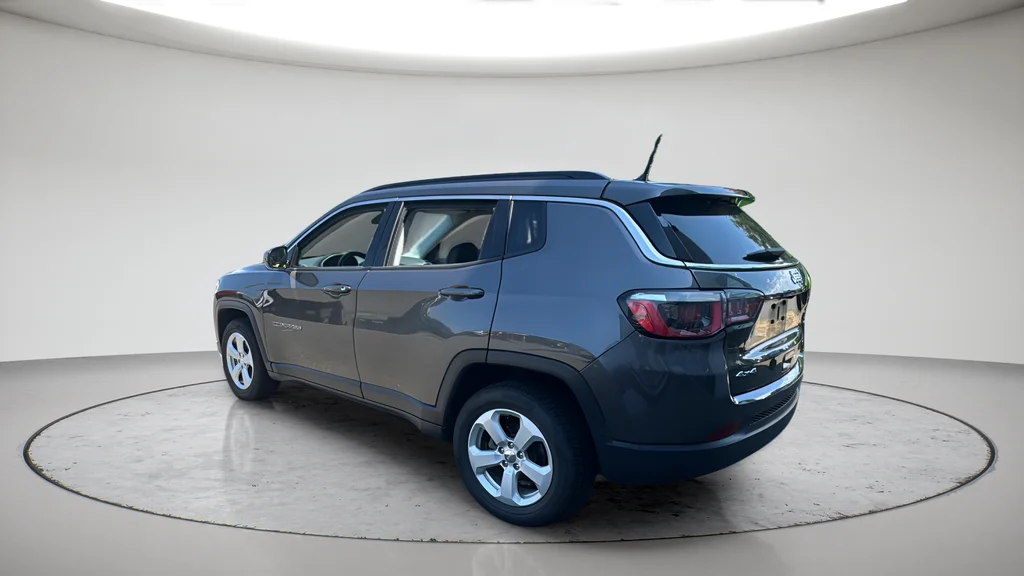 Used 2018 Gray Jeep Latitude image 7