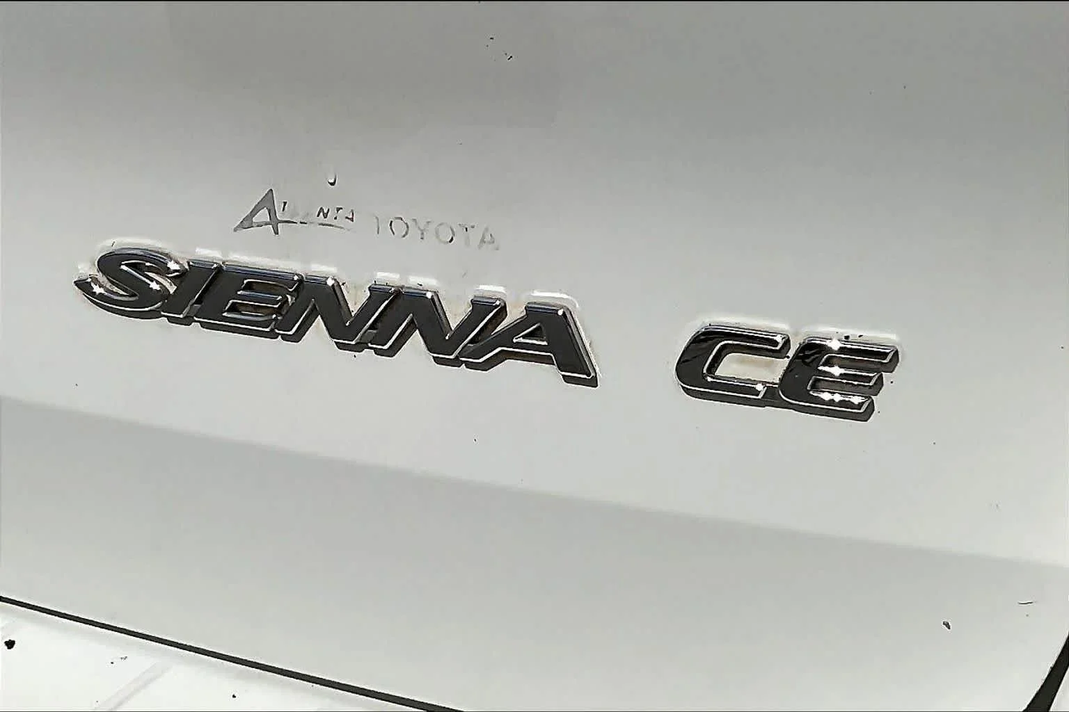 Used 2008 Natural White Toyota LE image 9