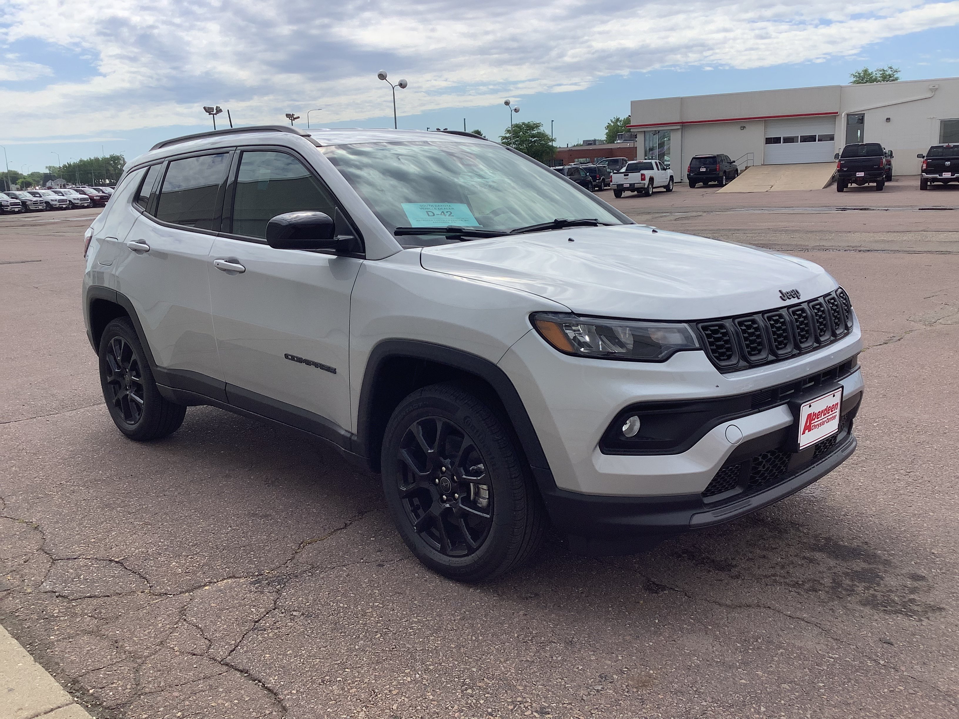New 2026 Silver Zynith Metallic Clear-Coat Exterior Paint Jeep Latitude image 4