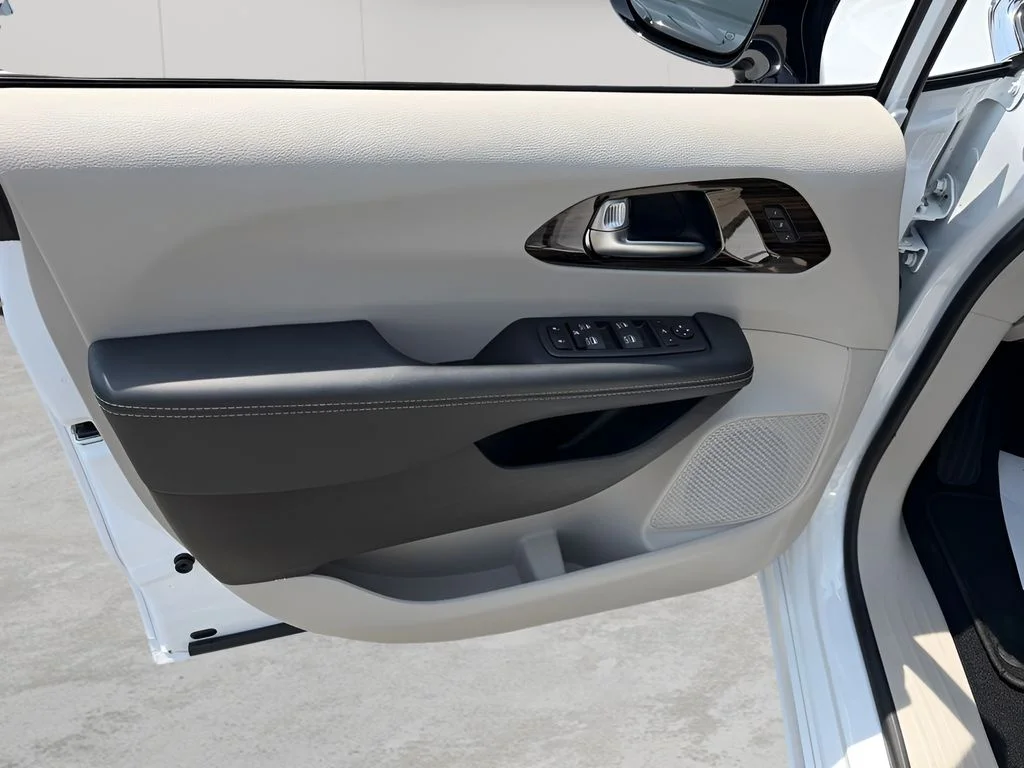 Used 2024 Bright White Clearcoat Chrysler Limited image 16