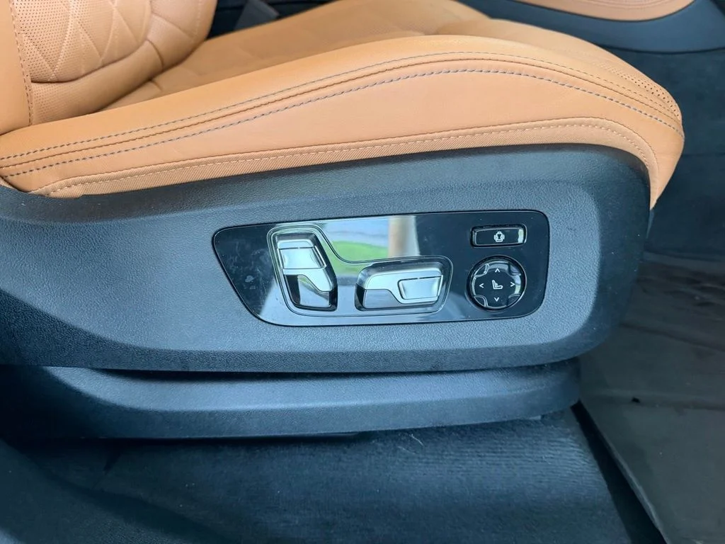 Used 2023 Gray BMW xDrive40i image 27