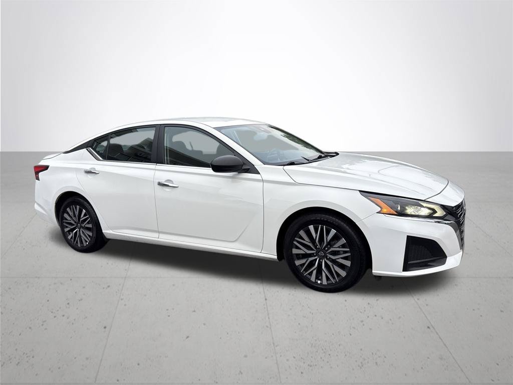 Used 2025 Glacier White Nissan 2.5 SV image 4