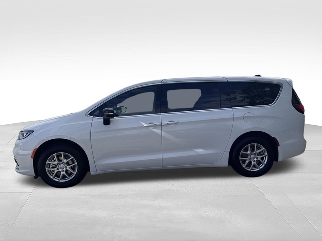 Used 2025 White Chrysler Select image 4