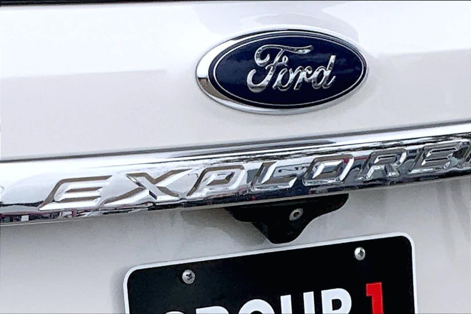 Used 2017 White Platinum Metallic Tri-Coat Ford Limited image 31