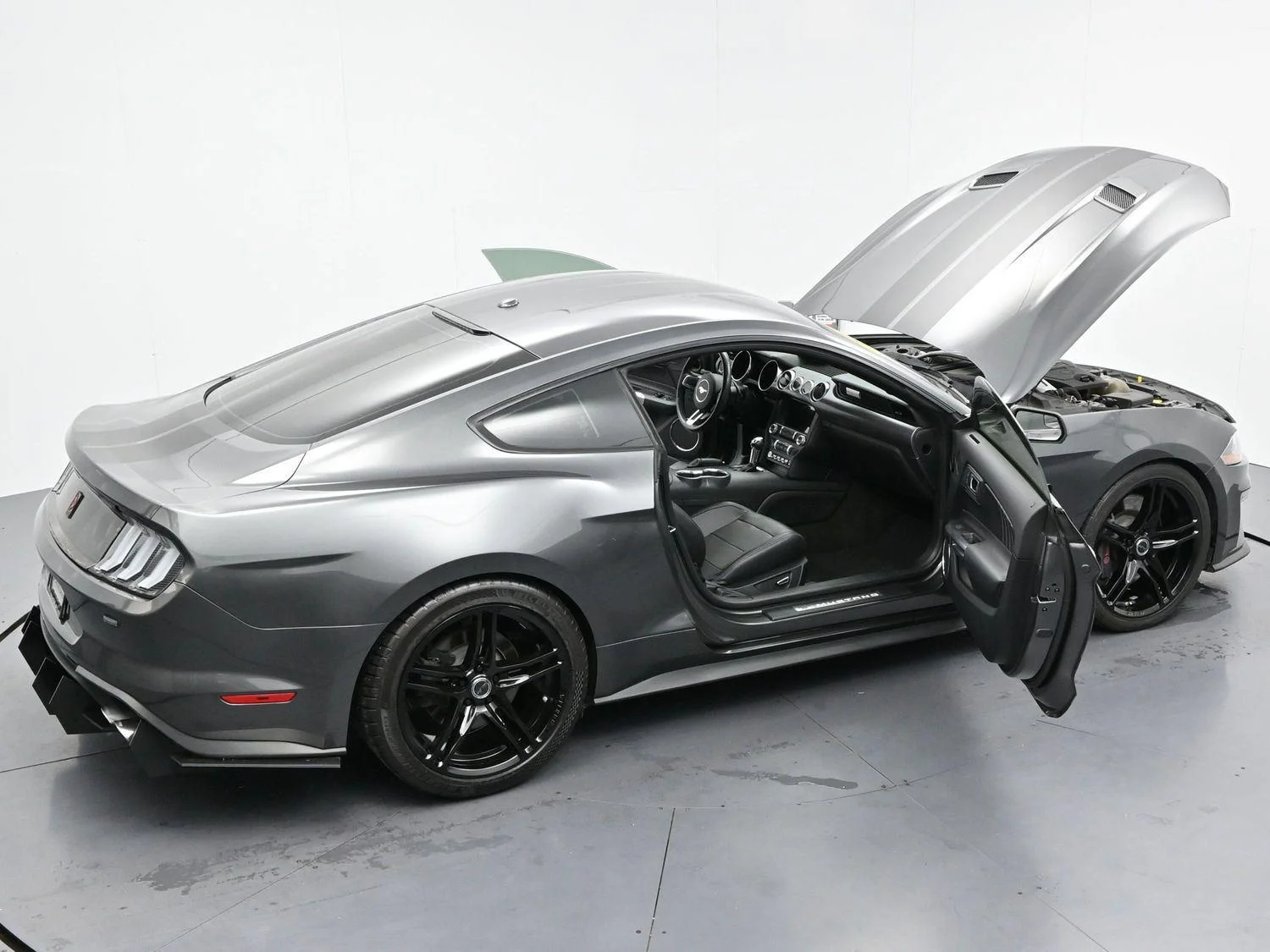 Used 2018 Magnetic Ford GT Premium image 34