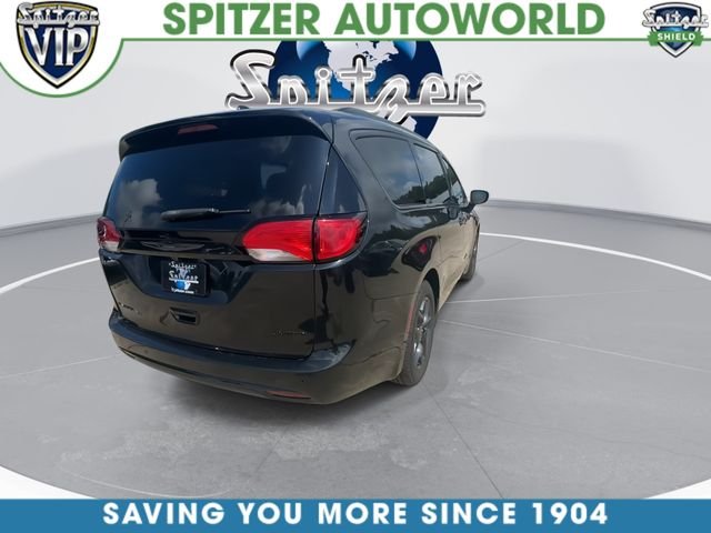Used 2018 Black Chrysler Limited image 9