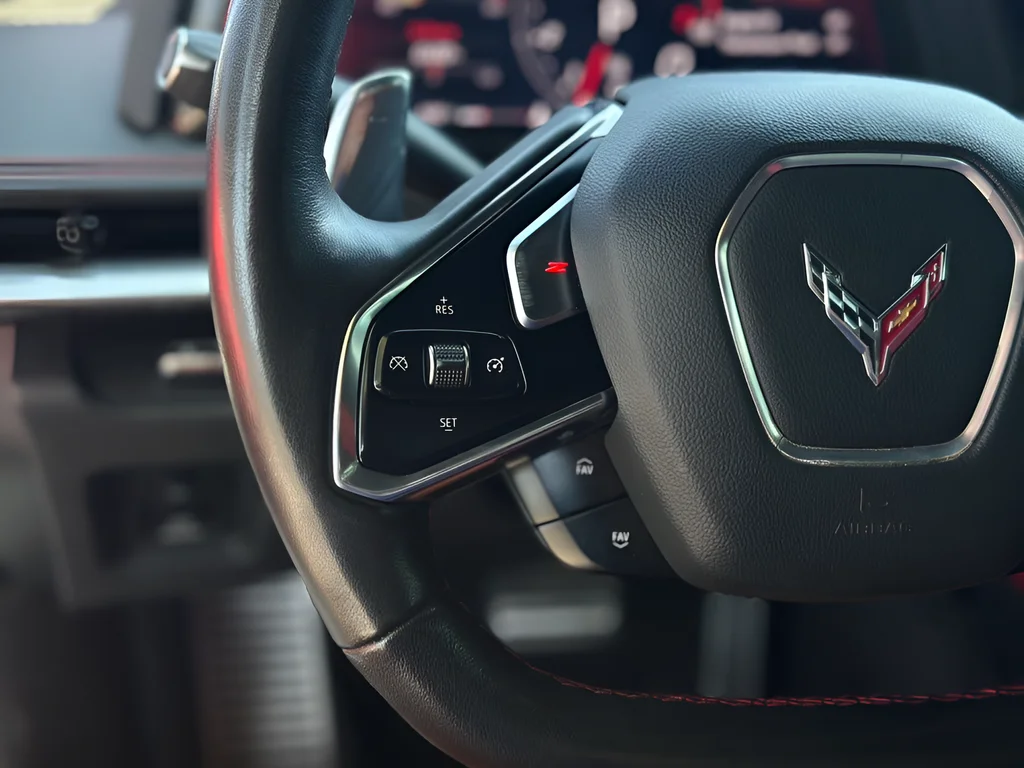 Used 2022 White Chevrolet Stingray image 17