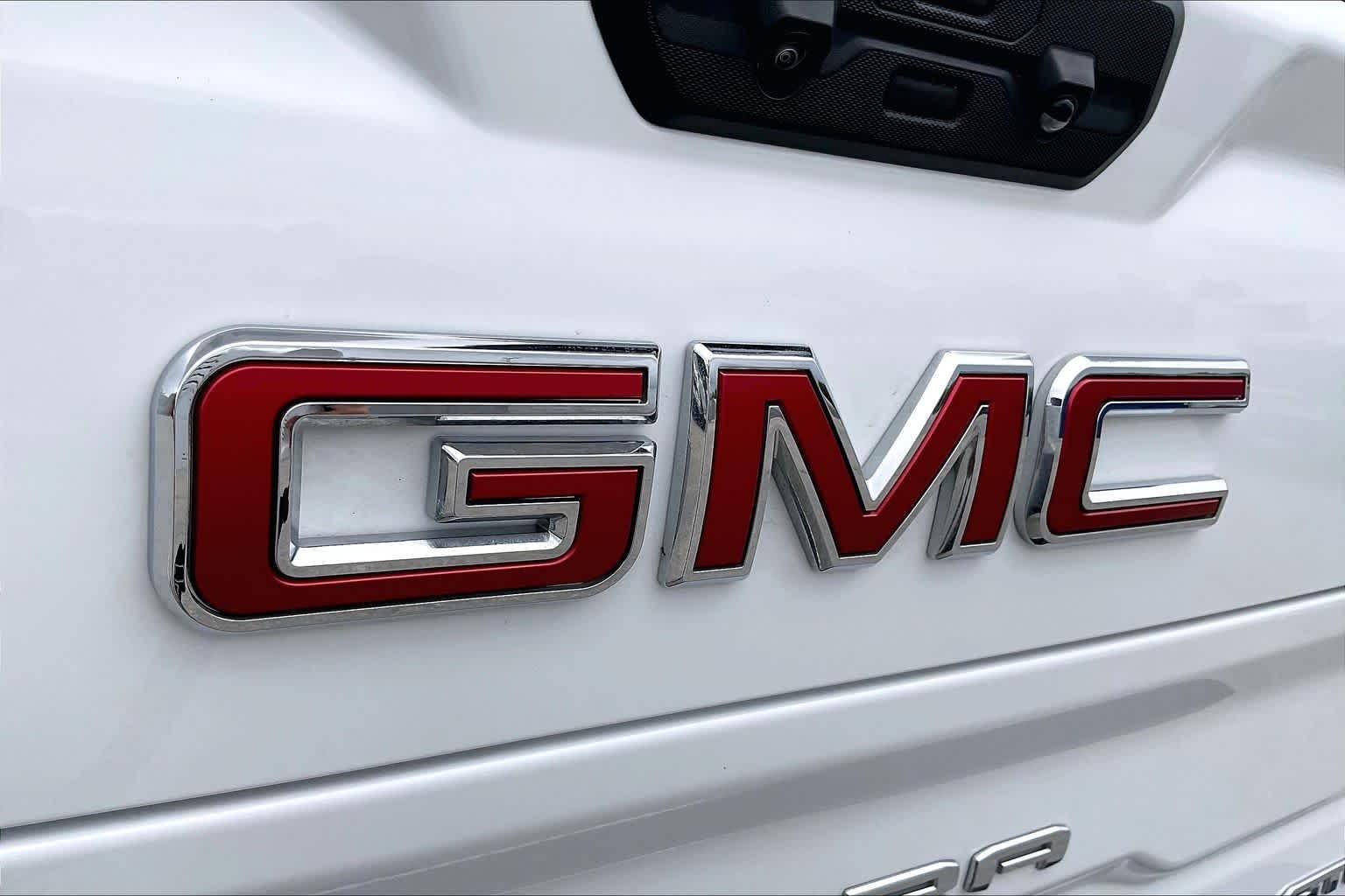 Used 2026 Summit White GMC AT4 image 31