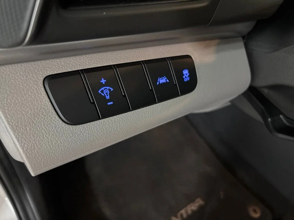 Used 2020 Silver Hyundai SE image 11
