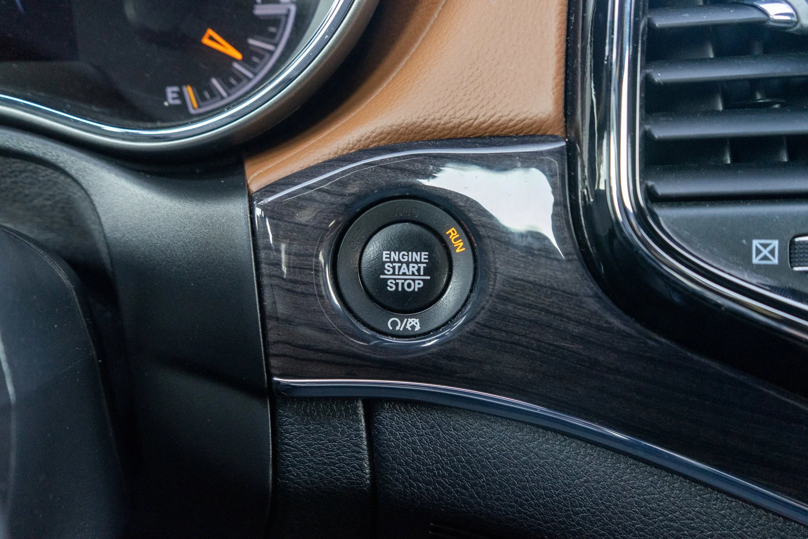 Used 2020 Diamond Black Crystal Pearlcoat Jeep Overland image 23