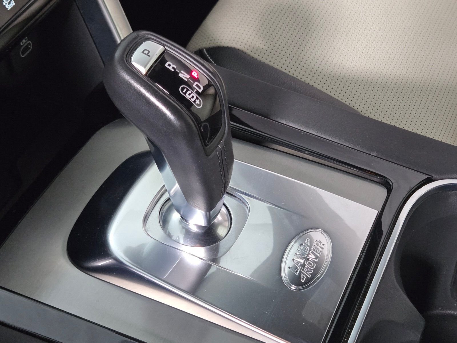 Used 2022 Silicon Silver Premium Metallic Land Rover SE R-Dynamic image 30