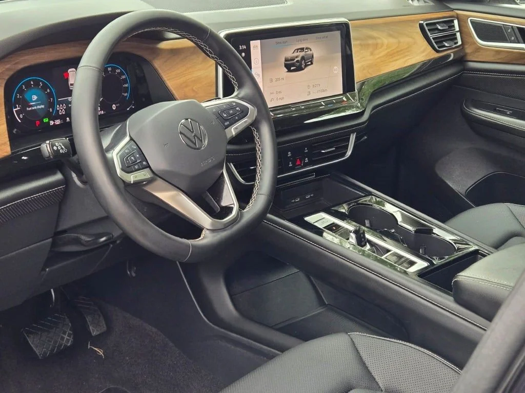 Used 2025 Gray Volkswagen 2.0T SE w/Technology image 20
