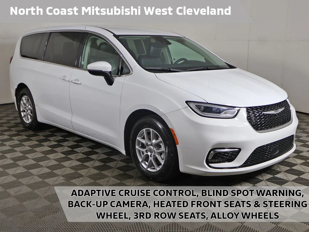 2023 Chrysler Pacifica Touring L's photo