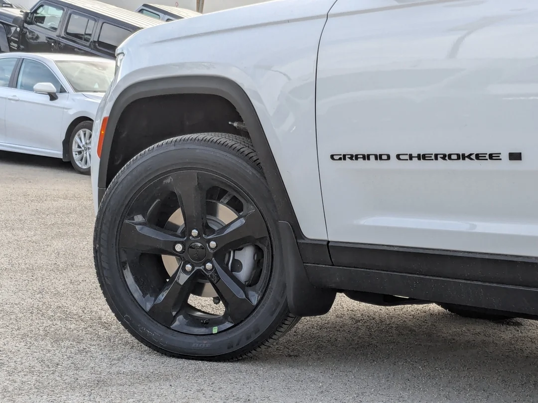 New 2026 White Jeep Altitude - - 4x4 - 20 Gloss Black Wheels - Remote Start - Capri Leatherette & More! image 9