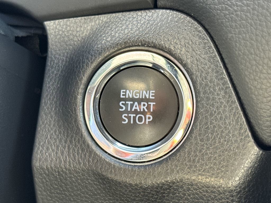 2025 Toyota RAV4 XLE - Photo 27