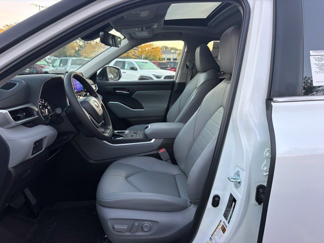 New 2026 Wind Chill Pearl <sup>1</sup> Toyota  XLE image 12