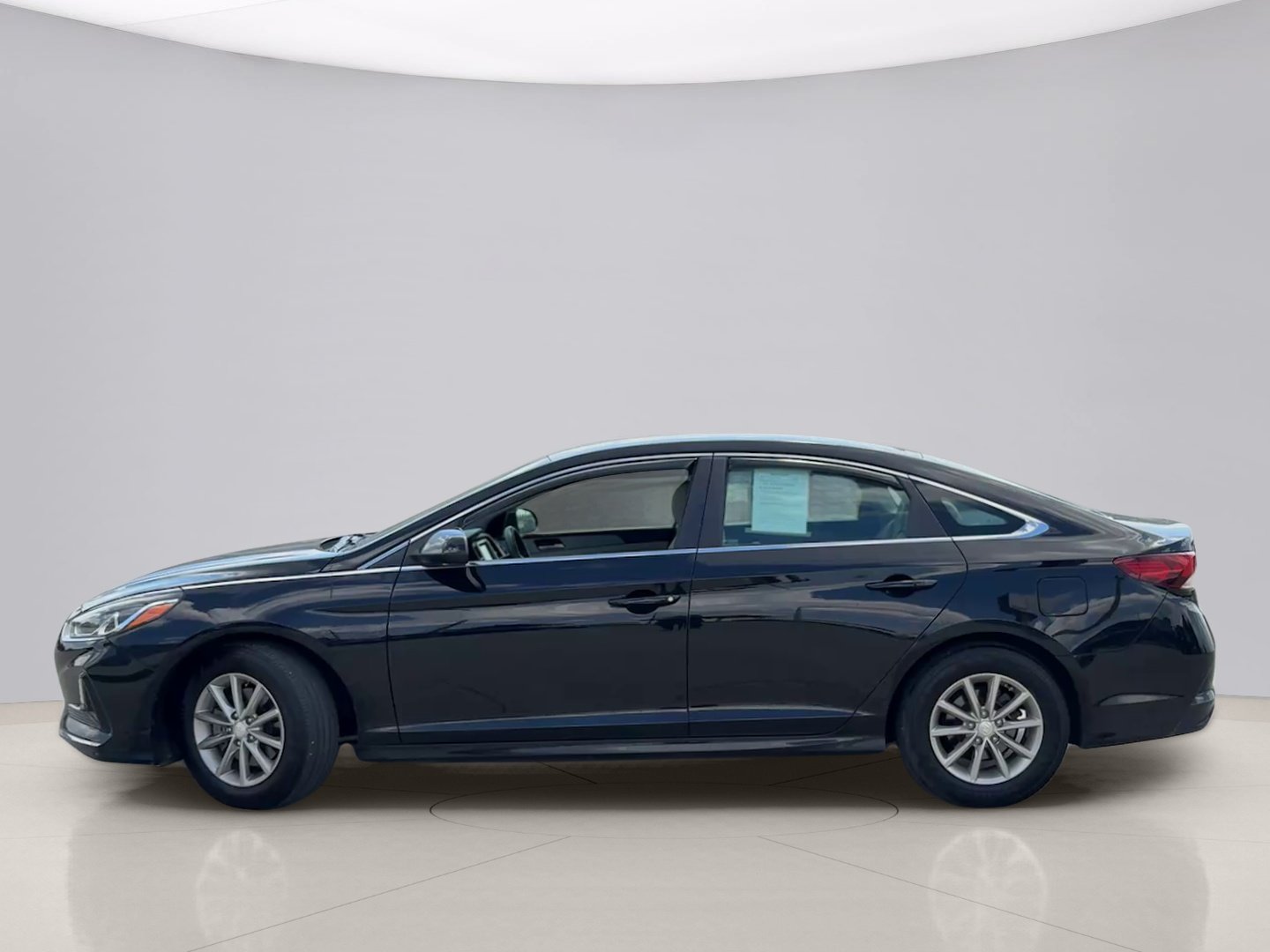 Used 2018 Black Hyundai SE image 2