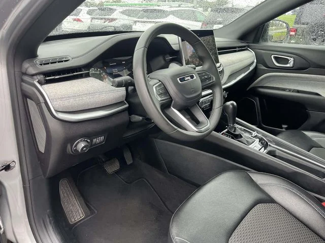 Used 2024 Silver Zynith Jeep Latitude image 17
