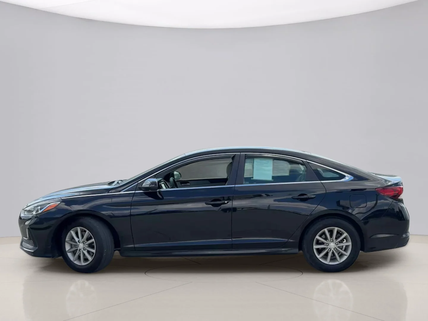 Used 2018 Black Hyundai SE image 2