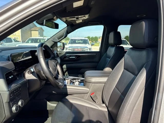2025 Chevrolet Suburban Z71 - Photo 10